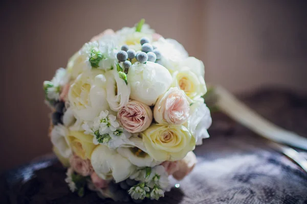 Mooie bruiloft boeket in handen van de bruiden. Bruiden boeket rozen, Hortensia, eustoma. — Stockfoto