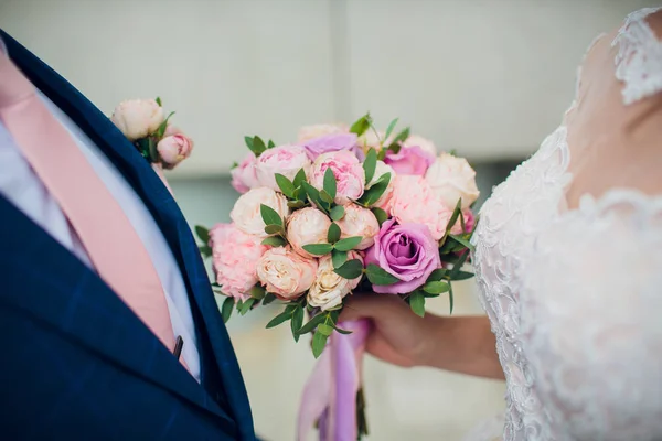 Hermoso ramo de bodas en manos de novias. Hydrangea, eustoma, rosas en ramo de novias . — Foto de Stock