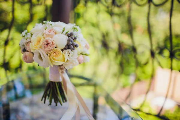 Güzel düğün buket gelinler elinde. Ortanca, eustoma, gelinler buket gül.
