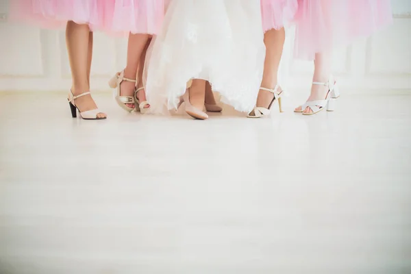 Primer plano de las piernas delgadas de la mujer con zapatos de tacón alto . —  Fotos de Stock