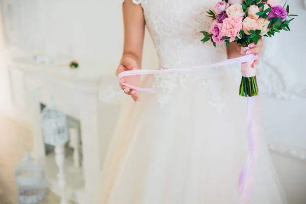 Ramo de boda de peonías rosadas en manos de novias . — Foto de Stock