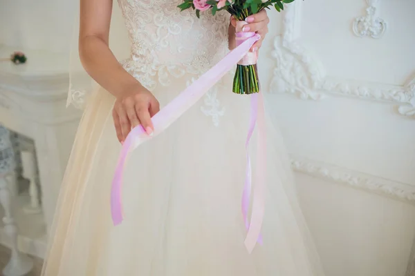 Rosa Pfingstrosen Brautstrauß in den Händen der Bräute. — Stockfoto