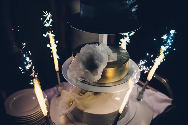 Az esküvői torta, tűzijáték ráállnak az asztalra, étterem. — Stock Fotó