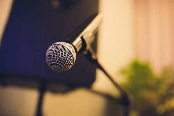 Close-up de microfone na sala de concertos ou sala de conferências. — Fotografia de Stock