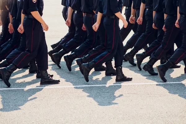 La polizia sta marciando. gambe. scarpe in linea — Foto Stock