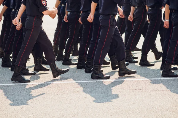 Polisen marscherar. ben. skor i linje — Stockfoto
