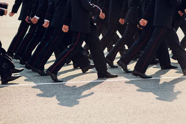 Polis yürüyüşe. bacaklar. Ayakkabı doğrultusunda