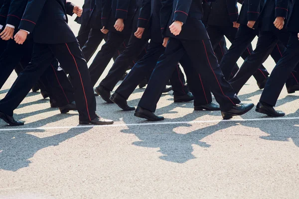 Polis yürüyüşe. bacaklar. Ayakkabı doğrultusunda