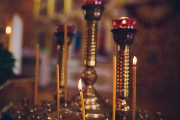 Ambiance church, candles and bokeh yellow lights — Stock Photo, Image