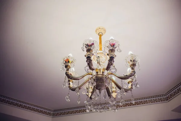 Krásný křišťálový lustr lustr krásný detail. Luxusní drahé lustr závěsný pod strop — Stock fotografie