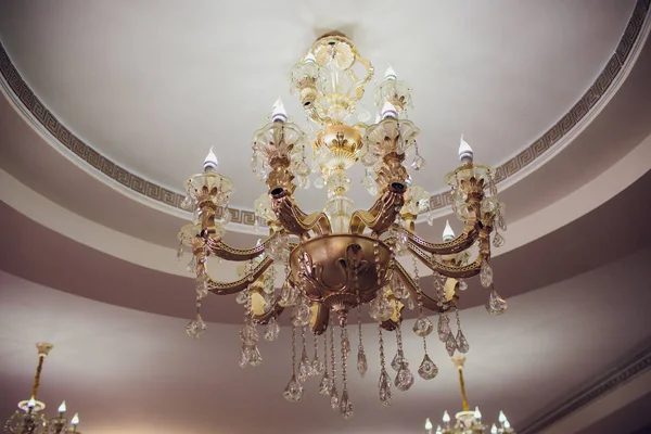 아름 다운 크리스탈 샹들리에 아름 다운 샹들리에의 클로즈업입니다. 럭셔리 비싼 샹들리에 천장에서 매달려 — 스톡 사진