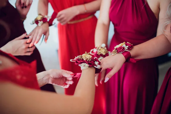 Bruiden vrienden geven dat elkaar manicure. Groene jurken. concept bruiloft, vriendschap en fashion. Vriendinnen pronken manicure — Stockfoto