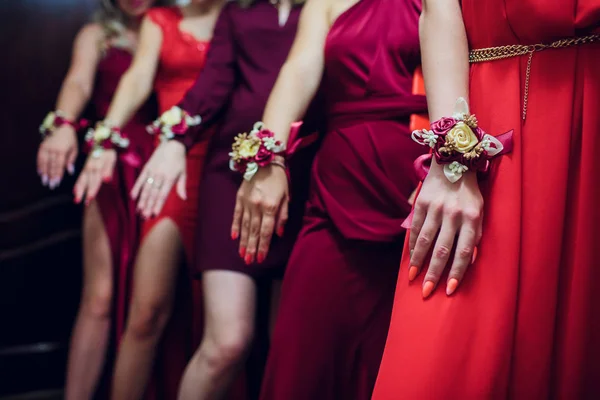 Bräute Freunde zeigen einander Maniküre. grüne Kleider. Konzept Hochzeit, Freundschaft und Mode. Freundinnen zeigen Maniküre — Stockfoto