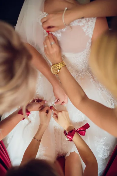 Bruiden vrienden geven dat elkaar manicure. Groene jurken. concept bruiloft, vriendschap en fashion. Vriendinnen pronken manicure — Stockfoto