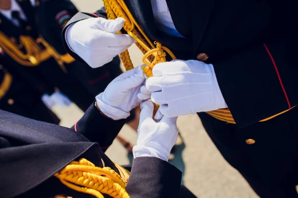 Une rangée de policiers portant des gants blancs — Photo