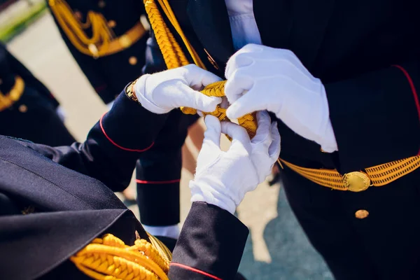 Une rangée de policiers portant des gants blancs — Photo