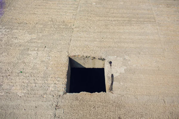 사각형 구멍 상하수도와 전기 배선 시멘트 벽 — 스톡 사진