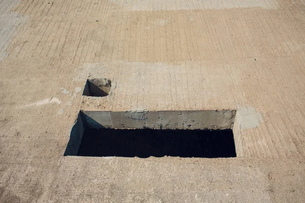 Dikdörtgen delik kanalizasyon ve elektrik kablolama ile çimento duvar — Stok fotoğraf