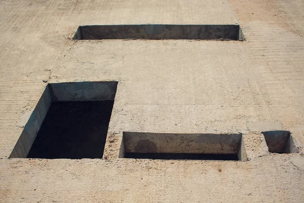 Dikdörtgen delik kanalizasyon ve elektrik kablolama ile çimento duvar