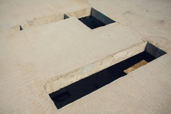 사각형 구멍 상하수도와 전기 배선 시멘트 벽 — 스톡 사진