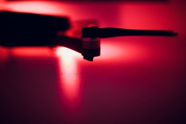 yedek parça dron üzerine beyaz pro kapatın. Bir çoğu taşınabilir uçağı pazarında. seçici odak, kırmızı ışık karanlıkta