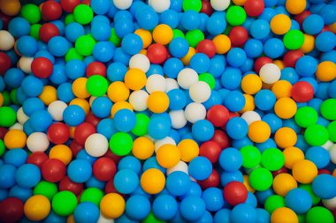 Birçok renk plastik toplar çocuk küçük town.holiday, çocuk parti, oyun salonu, bir kutu küçük renkli topları ile dolu.