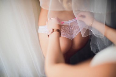 gelinler kız gelin ona düğün Giydir elbise yardımcı olur. popo kızlar