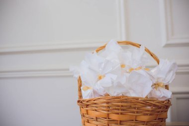 Güzel Paskalya sepeti ve beyaz tablosundaki şirin hediye çanta.