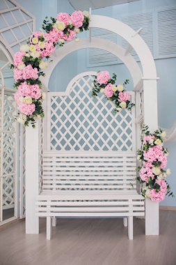 Antika ahşap Bank taş zemin üzerine. Studio fotoğraf.