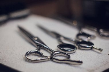 Vintage araçları kuaför dükkanı ahşap arka plan üzerinde