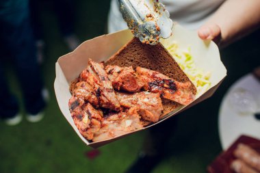 Akşam yemeği partisi, Barbekü ve kızarmış domuz eti gece