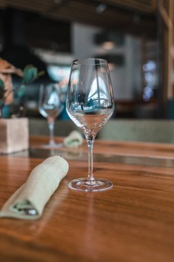 Boş gözlük restoranda ayarlayın. Bölümü iç