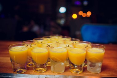 Bir bilardo piramit ile ortaya konulan üst çekim bir bar counter