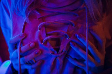 Çok sıcak ve çok şehvetli ve çok büyük ve dekolte sarışın ile ilginç elbiseli seksi göğüsler