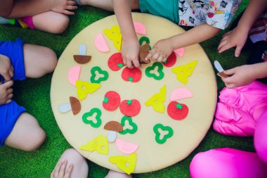 Çocuklar oynuyorlar. yastık pizza. Pizza için Velcro malzemelerle tespitleme eller