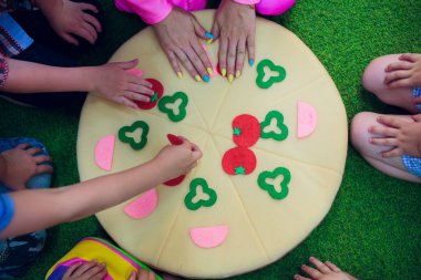 Çocuklar oynuyorlar. yastık pizza. Pizza için Velcro malzemelerle tespitleme eller