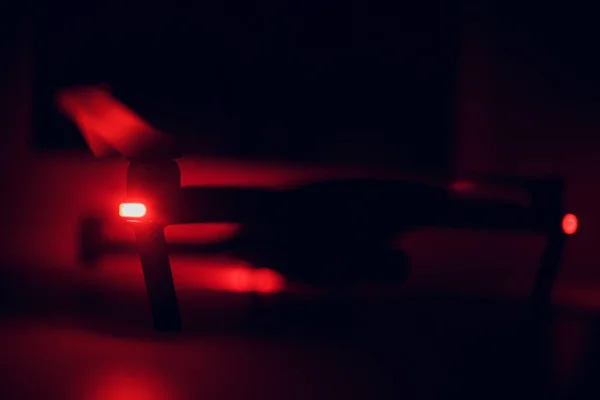 Yedek parça dron üzerine beyaz pro kapatın. Bir çoğu taşınabilir uçağı pazarında. seçici odak, kırmızı ışık karanlıkta — Stok fotoğraf