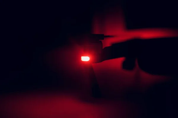Yedek parça dron üzerine beyaz pro kapatın. Bir çoğu taşınabilir uçağı pazarında. seçici odak, kırmızı ışık karanlıkta — Stok fotoğraf