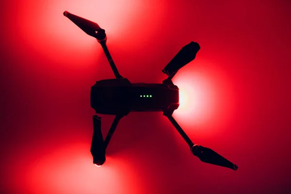 Chiudi il pezzo di ricambio drone pro su bianco. Uno dei droni più portatili sul mercato. fuoco selettivo, illuminazione rossa al buio — Foto Stock