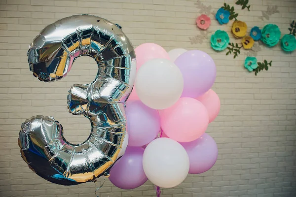 Αριθμός τρία χρυσά μπαλόνι φωτογραφία στο ταβάνι με άλλα πολύχρωμα μπαλόνια. — Φωτογραφία Αρχείου