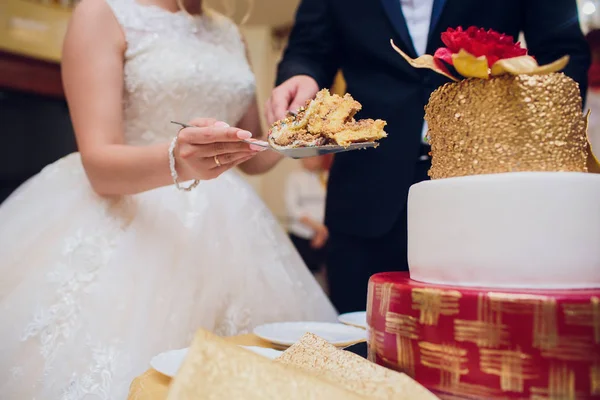 Ženich a nevěsta je řezání jejich svatební dort — Stock fotografie