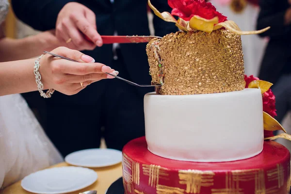 Bride Groom Cutting Wedding Cake — Stock Photo, Image