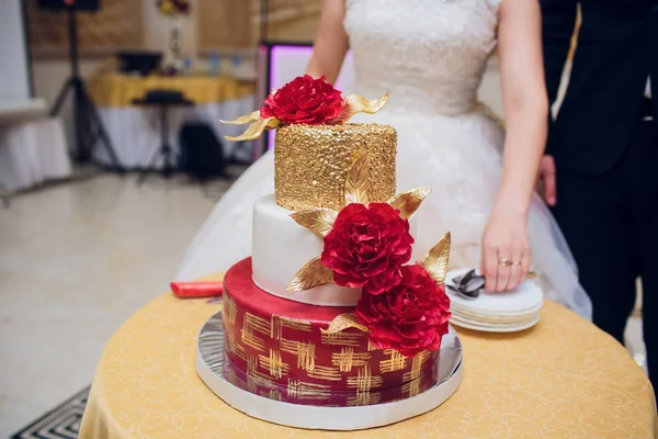 Une mariée et un marié coupent leur gâteau de mariage — Photo