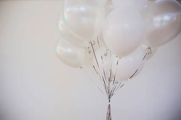 Um monte de balões transparentes fechar com poeira dourada dentro de um fundo embaçado cinza . — Fotografia de Stock