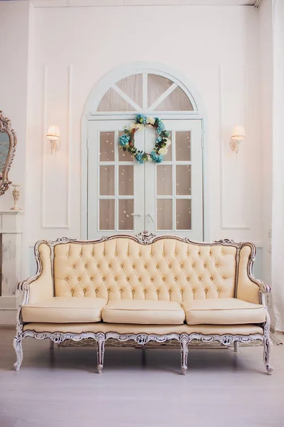 Interieur mit Vintage-Möbeln, helles Frühlingsstudio mit schönem weißen Sofa. weißes Innere des Studios. — Stockfoto