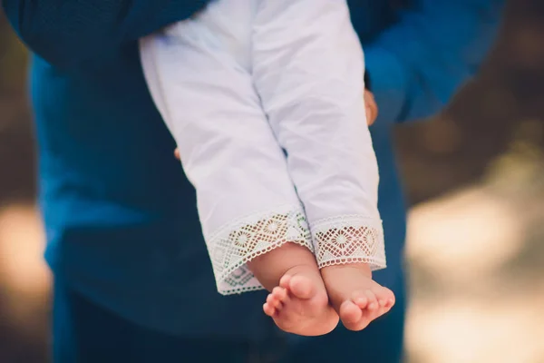Baby voeten in de hand. Doop. Doop. Orthodoxe. — Stockfoto