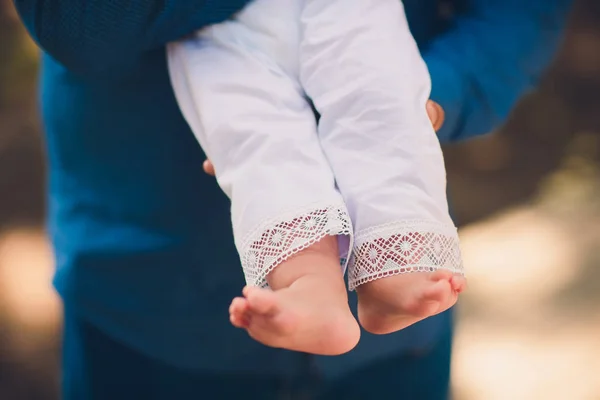 Baby voeten in de hand. Doop. Doop. Orthodoxe. — Stockfoto