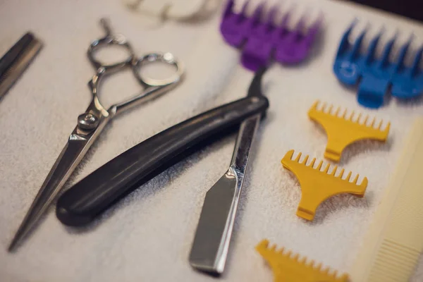 Tienda de peluquería de herramientas vintage sobre fondo de madera — Foto de Stock