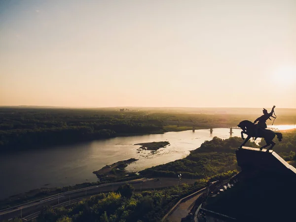 Monument à Salavat Yulayev, Oufa, Bachkortostan, Russie coucher de soleil, vue sur les oiseaux — Photo