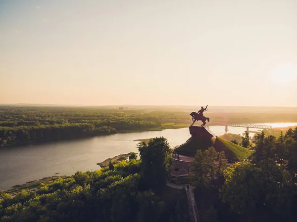 Пам'ятник Салават Yulayev, УФІ, захід сонця Башкортостан, Росія, птахи пташиного — стокове фото